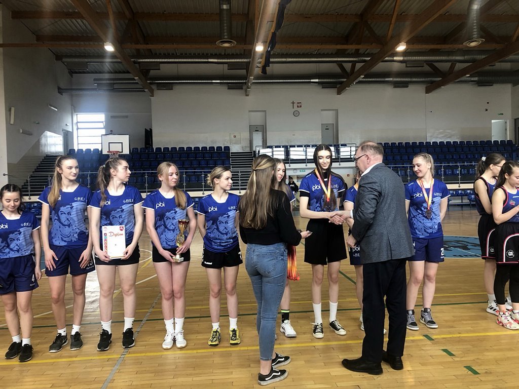 2023-03-28 Koszykarki z Reja brązowymi  medalistkami