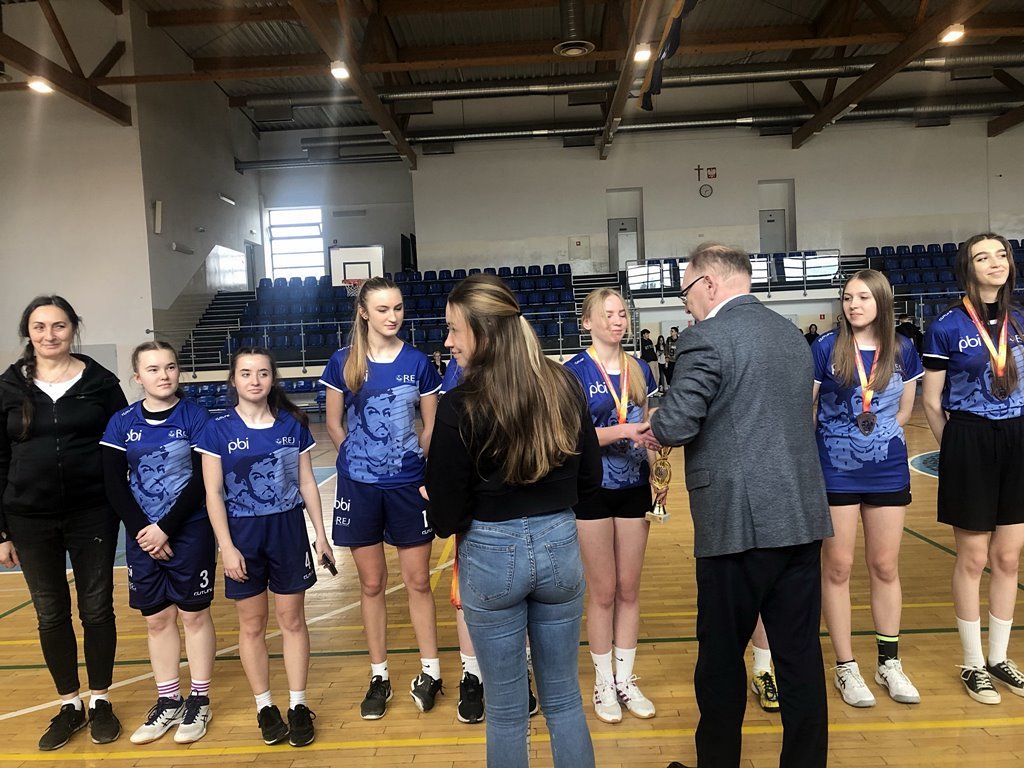 2023-03-28 Koszykarki z Reja brązowymi  medalistkami