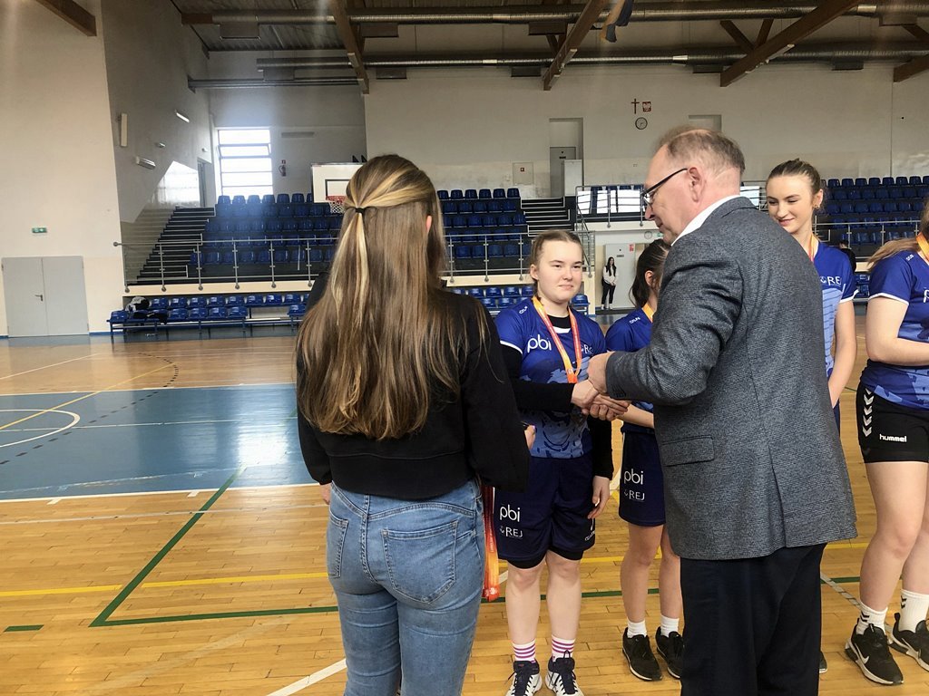 2023-03-28 Koszykarki z Reja brązowymi  medalistkami