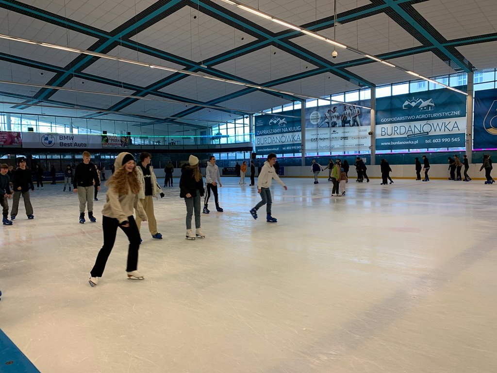 2023-02-15 wyjazd na łyżwy klas f