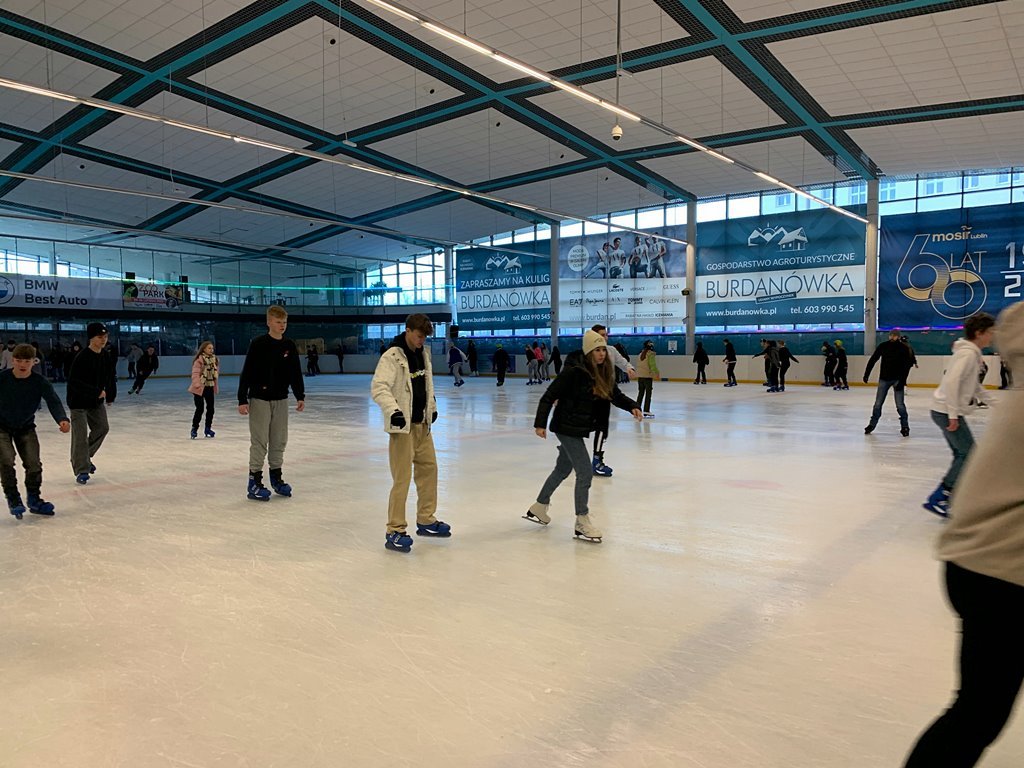 2023-02-15 wyjazd na łyżwy klas f