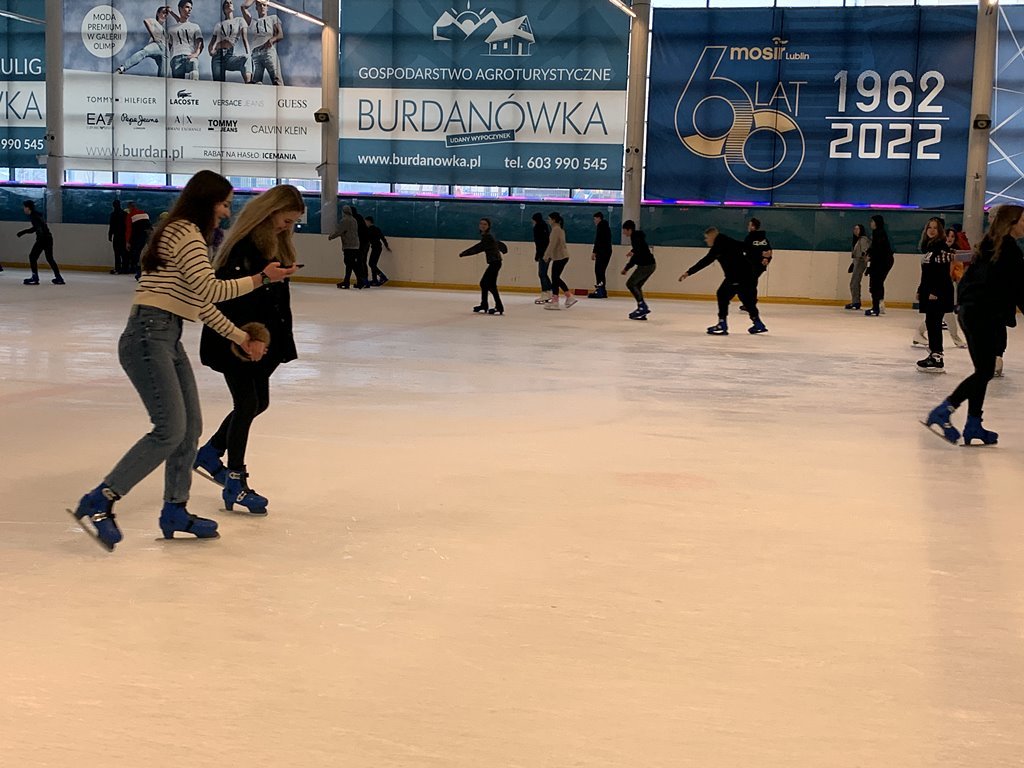 2023-02-15 wyjazd na łyżwy klas f
